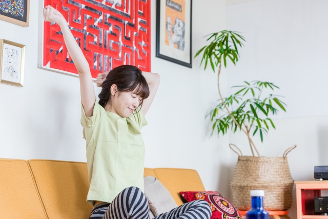 伸びている女性