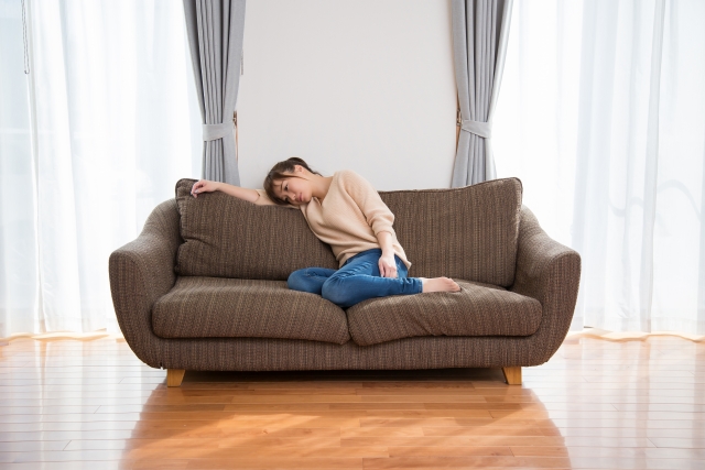 ソファでぐったりしている女性　ママ